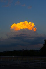 夕焼け色に光る入道雲