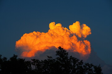 夕焼け色に光る入道雲