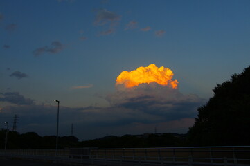 夕焼け色に光る入道雲