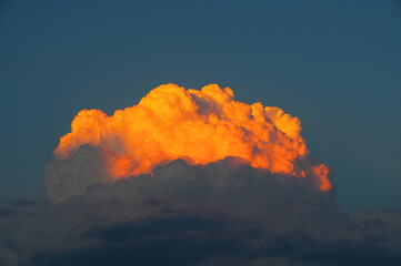 夕焼け色に光る入道雲