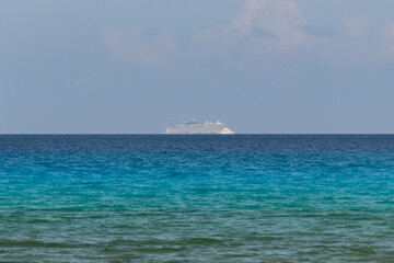 Fototapeta premium great cruise boat far away at the horizon in a middle of caribbean sea in sunny day