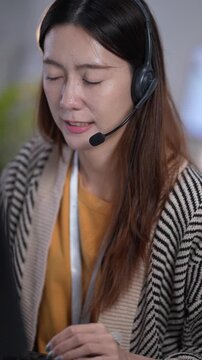 A Customer Success Manager (CSM) hosts a webinar using a VoIP headset and laptop. She is engaging with clients, providing remote support and ensuring high customer satisfaction (CSAT) scores.