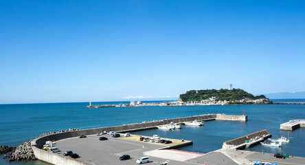 腰越漁港と江の島 小動岬からの眺め
