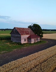 Obraz premium Rustic farmhouse in a field
