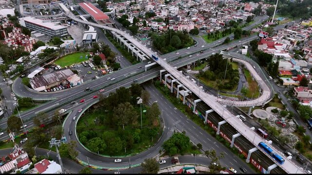 Vista a&eacute;rea din&aacute;mica de un complejo cruce urbano con transporte moderno en la Ciudad de M&eacute;xico
