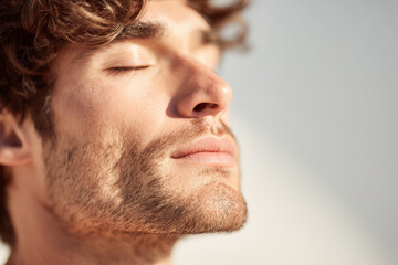Obraz premium man meditates with closed eyes focusing on his breath before workout