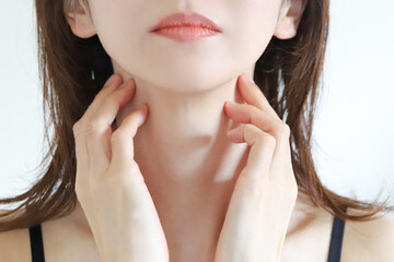 女性の首、リンパケア