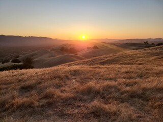 Fototapeta premium A Summer sunset in the East Bay hills from Danville, California