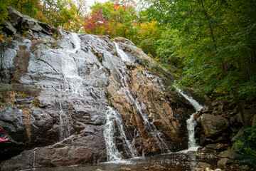 Obraz premium Beautiful natural waterfall at Luskville Falls trail in Gatineau Park, Quebec, Canada