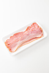 プラスチックトレーに入ったベーコン　白バック