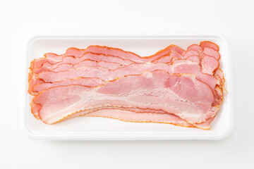 プラスチックトレーに入ったベーコン　白バック