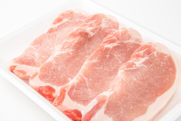 プラスチックトレーに入った豚ロース肉　白バック