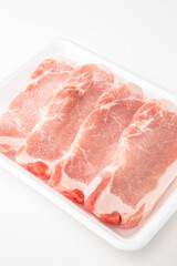 プラスチックトレーに入った豚ロース肉　白バック