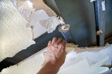 Eine Trockenbauwand mit der Hand einreißen