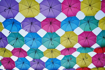 Obraz premium Umbrella Sky, Floating Colors Above the Street - アンブレラスカイ 傘アート