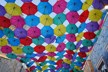 Umbrella Sky, Floating Colors Above the Street - アンブレラスカイ 傘アート © Eric Akashi