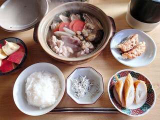 Chicken Mizutaki Hot Pot - An example of a hot pot set for one person / 鶏の水炊き鍋～おひとり様向けの鍋セットの一例