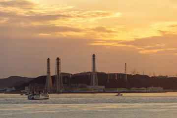 夕暮れの火力発電所