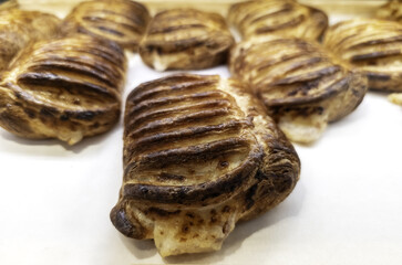 Filled puff pastry cakes