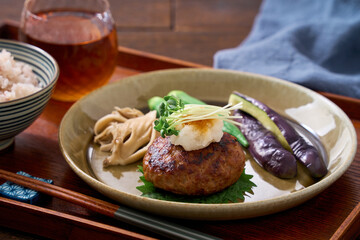 和風おろしハンバーグ｜大根おろしをのせた家庭の主菜