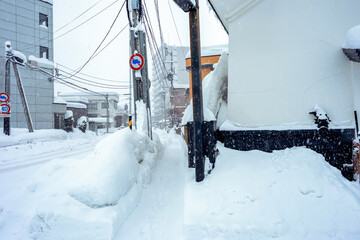 【青森】豪雪地の雪国の生活。住宅地の生活道路の雪景色。