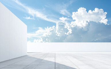 白い壁と青空が広がるシンプルで開放的な風景