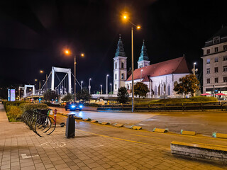 Elisabethbr&uuml;cke und Innerst&auml;dtische Pfarrkirche in Budapest bei Nacht