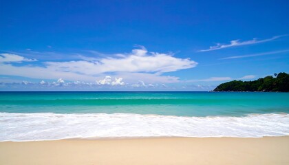 Obraz premium Sunny beach scene with turquoise water (2)