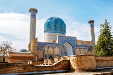 Obraz premium Beautiful Gur-e-Amir Mausoleum in Samarkand, Uzbekistan. Exterior view on sunny day. Guri Amir. In old arabic God is great on the walls