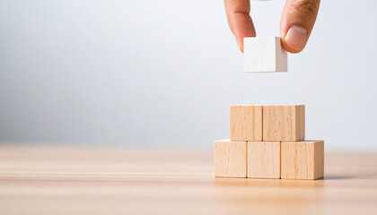 Éxito y estrategia representados con un cubo blanco sobre bloques de madera, símbolo de futuro, progreso, liderazgo, planificación y crecimiento empresarial o personal hacia nuevos objetivos