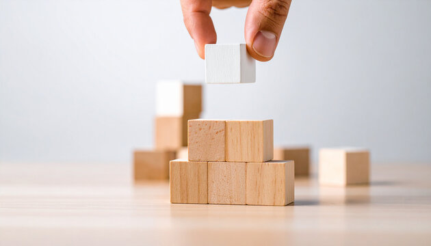 &Eacute;xito y estrategia representados con un cubo blanco sobre bloques de madera, s&iacute;mbolo de futuro, progreso, liderazgo, planificaci&oacute;n y crecimiento empresarial o personal hacia nuevos objetivos