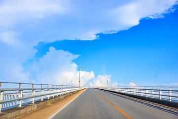 Fototapeta premium 9月の宮古島を走る 伊良部大橋ドライブ
