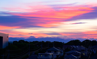 夕焼けに染まる街の風景