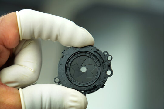 Dslr camera lens aperture, an expert checks it in her hands
