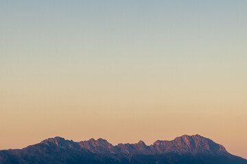 Sonnenaufgang über den Bergen zwischen Benitaxell und Teulada mit Blick auf Calpe in Spanien