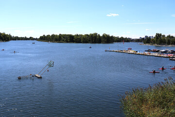 Sports nautiques et base de loisirs sur le bras du Vieux Danube à Vienne en Autriche