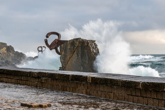 Peine del Viento sculpture with waves crashing in San Sebastian