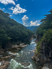 Obraz premium 「峡谷を流れる夏空の清流」