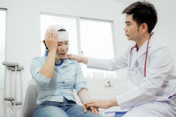 Obraz premium Hand bandages, human bandages, and first aid bandages. Teaching or tutoring with care, attention, or assistance in the office. Emergency nurse.