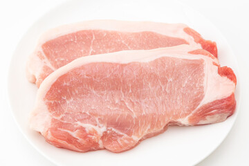 皿に乗った豚ロース厚切り肉　白バック