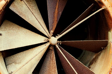 Anciens rotors  de ventilateur rouillés de gaine d'aération.