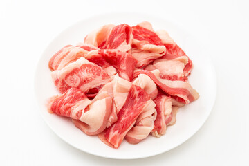 皿に乗った牛肉　白バック