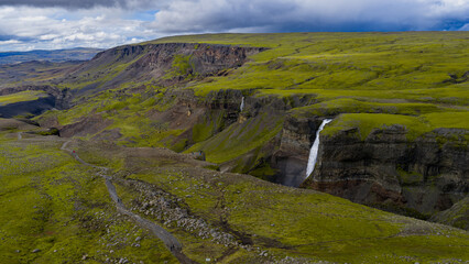 Obraz premium Aerial View of Icelandic Waterfall Cascading into a Mossy Canyon
