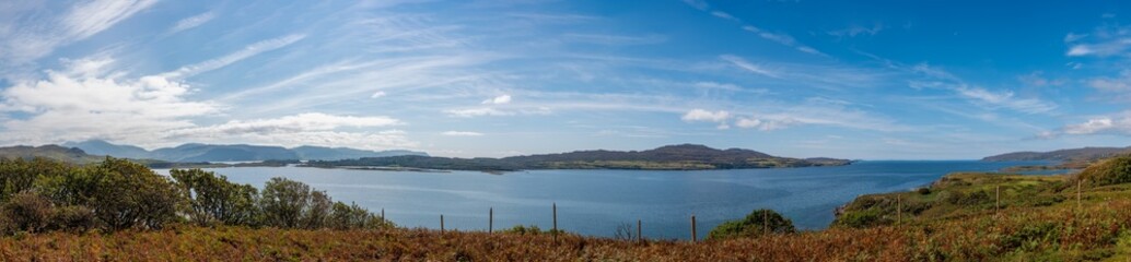 Isle of Mull – Blick nach Ulva im August, beeindruckendes Breitbildpanorama mit...