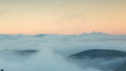 Burgruine Meistersel im Pfälzerwald bei Sonnenaufgang mit Hügeln im Nebelmeer wie kleine Inseln