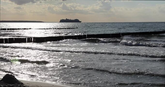 Blick auf die Hafeneinfahrt von Warnem&uuml;nde