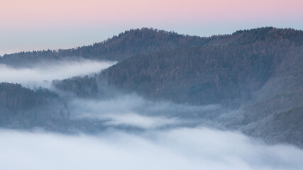 Burgruine Meistersel im Pfälzerwald bei Sonnenaufgang mit Hügeln im Nebelmeer wie kleine Inseln