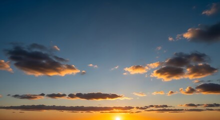 Obraz premium Golden Hour Sky - A Serene Sunset with Clouds.