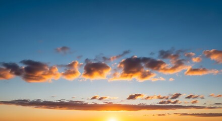 Obraz premium Golden Hour Sky - Clouds Illuminated by the Setting Sun.
