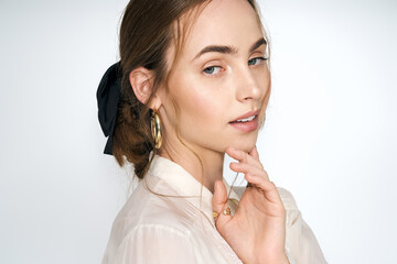 Naklejka premium Captivating moments of a stylish young woman embracing contemporary fashion trends